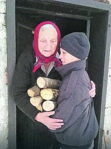 Samo 11 let ima in čisti sneg vsem babicam in dedkom v vasi