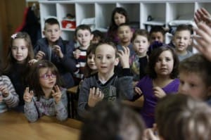 Ves razred se je naučil znakovnega jezika zaradi gluhonemega sošolca