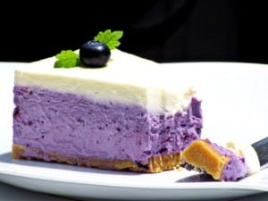 Borovničeva torta brez pečenja