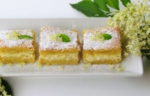 Recept: sočno skutino pecivo z bezgom