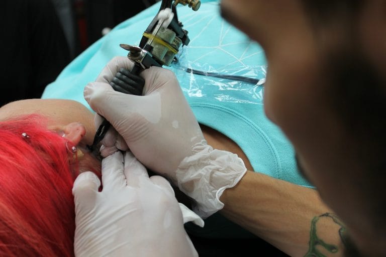So piercingi in tatuji “kul” ali morda predstavljajo nevarnost?