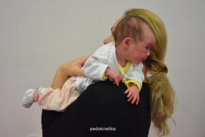 Premikanje dojenčka – joj, kaj pa glava?