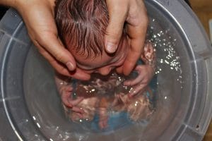 “Čebričkanje” – malce drugačno kopanje novorojenčkov