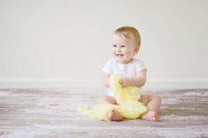 Moj otrok še ne sedi – naj mu pomagam?