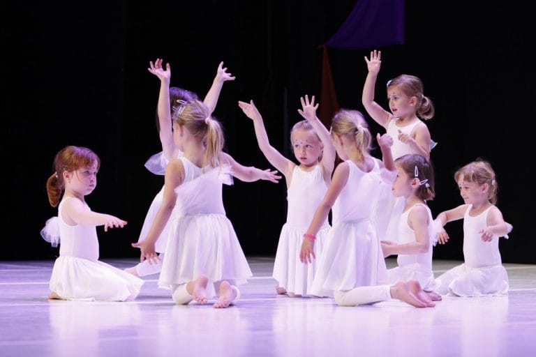 Plešem, še preden hodim