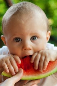BLW (Baby led weaning) – priljubljena praksa uvajanja hrane