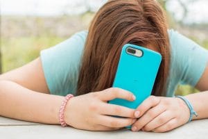 Ali veste, kaj vaš otrok počne na telefonu, kakšno vsebino gleda in komu kaj pošilja?